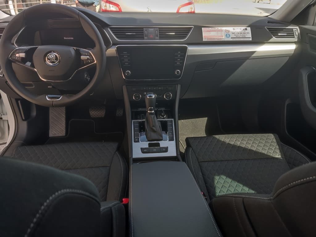 Interior cómodo del taxi para traslados y excursiones por A Costa da Morte desde Fisterra