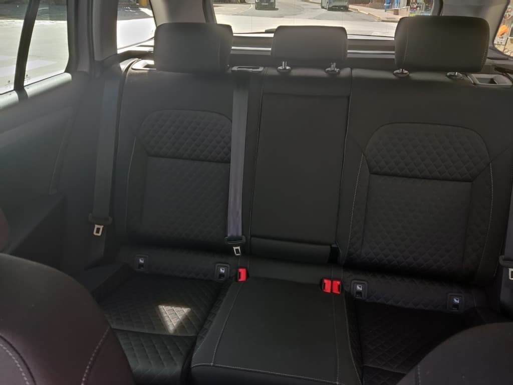 Asientos traseros amplios del taxi en Fisterra, con espacio para sillas homologadas de niños